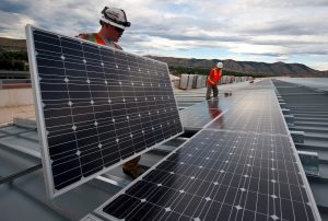 Trabajadores con paneles solares