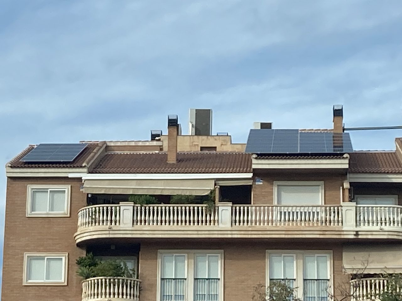 Instalación solar fotovoltaica particular en comunidad de vecinos