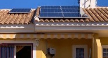 Instalación solar fotovoltaica en vivienda adosada