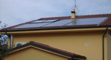 Instalación solar fotovoltaica híbrida en vivienda unifamiliar