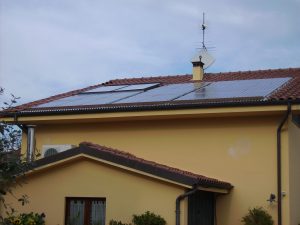 Instalación solar fotovoltaica híbrida en vivienda unifamiliar